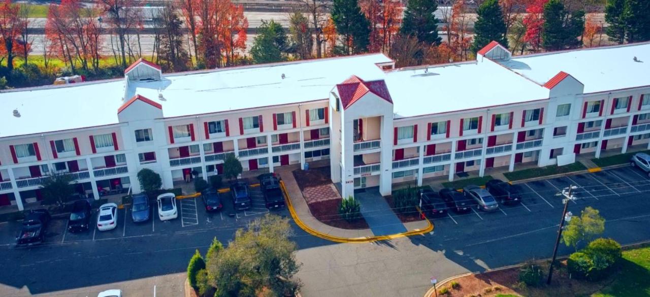Bposhtels Charlotte Hostel Bagian luar foto